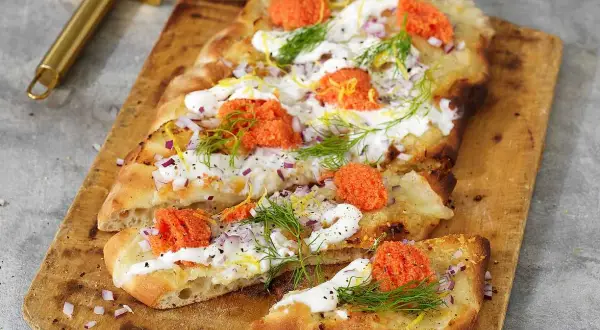 Flatbread med rom, dill, rödlök och en krämig topping som påminner om mascarpone vs ricotta.