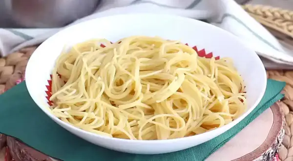 En skål med perfekt kokt pasta, redo att serveras. Enkelhet när den är som bäst.