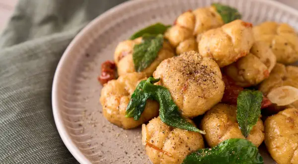 Gyllene, stekta gnocchi med soltorkade tomater och salvia. Ett enkelt och gott gnocchi recept för en härlig middag.