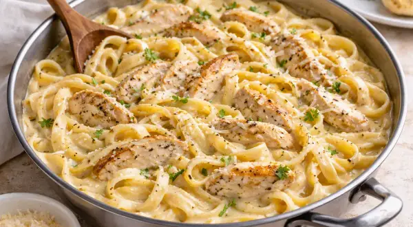 En stor panna med krämig pasta och saftiga kycklingremsor. En perfekt pasta pollo för en mysig middag.