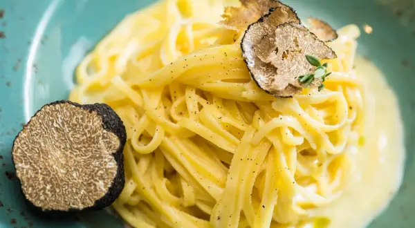 En krämig pasta med rikligt med färsk svart tryffel, en lyxig pasta tartufo.