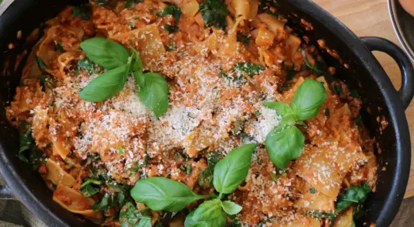 En krämig one pot lasagne med spenat och parmesan, toppad med färsk basilika. Enkel och god middag!