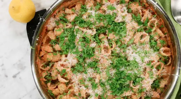 En krämig pasta al tonno med färsk persilja och riven parmesan. Perfekt för ett snabbt och gott recept.
