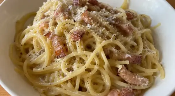 En krämig portion pasta carbonara med knapriga bitar av bacon och rikligt med parmesanost.
