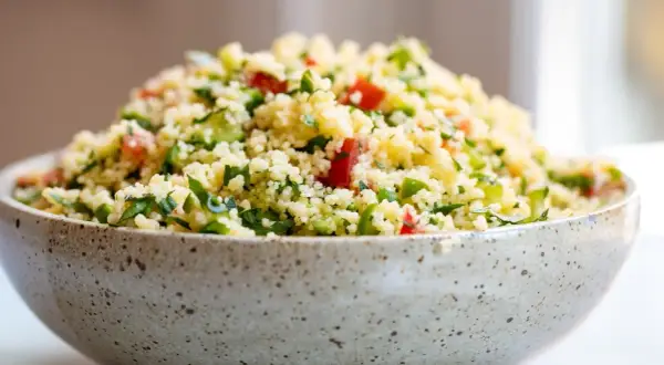 En skål med färsk tabbouleh, perfekt för ett lätt lunchrecept.