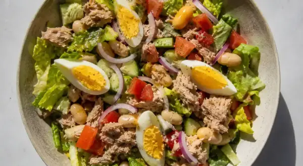 En fräsch tonfisk sallad med ägg, bönor, tomat, gurka och rödlök.