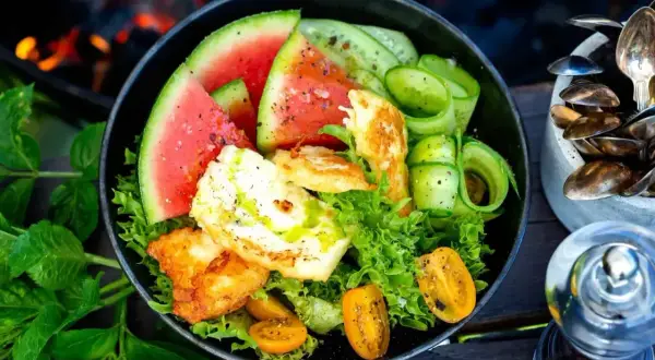 Sommarfräsch sallad med grillad halloumi, vattenmelon, gurka och körsbärstomater. Ett perfekt halloumi recept för varma dagar.