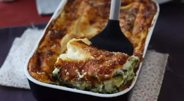 En krämig lasagne bianco med spenat och ost, en portion lyx på en tallrik.