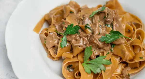 Krämig pasta med karl johan svamp, en italiensk klassiker. Garnerad med färsk persilja.