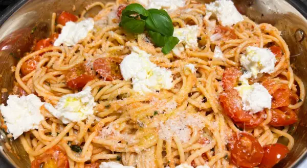 En härlig portion pasta pomodoro med körsbärstomater, krämig ricotta och färsk basilika.