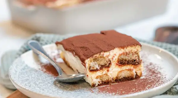 En bit krämig tiramisu med savoiardikex och kakao, perfekt för ett mascarpone recept.