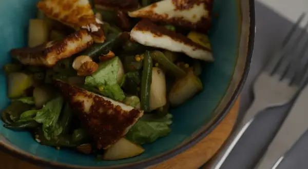 En sallad med grillad halloumi, gröna bönor, päron och nötter. En proteinrik och smakrik rätt.