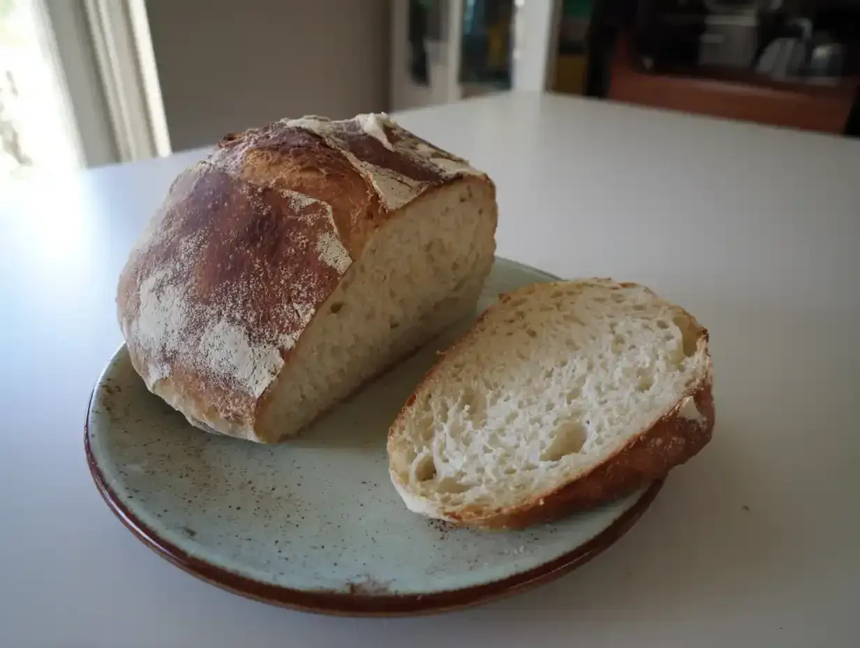 Nybakad ciabatta, perfekt för ditt nästa ciabatta recept. En bit är uppskuren och visar det luftiga inkråmet.