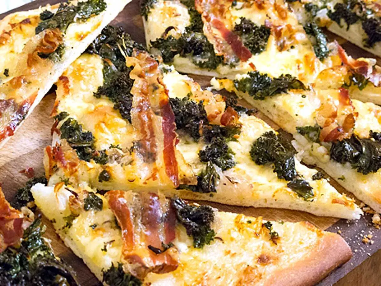 Pizza med grönkål och knaperstekt pancetta. Ett fantastiskt pancetta recept som passar perfekt till helgen.