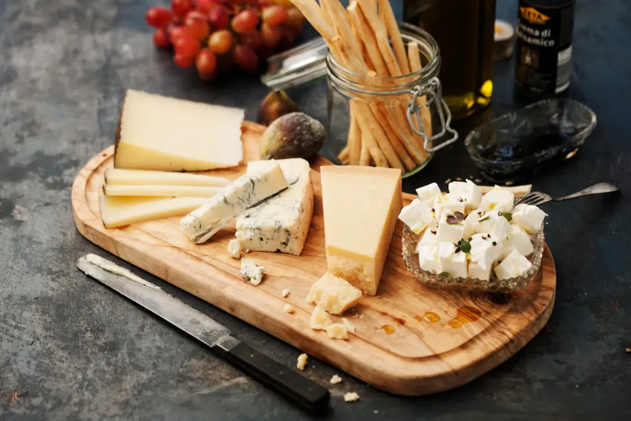 En ostbricka med olika sorters ost från Italien, druvor, fikon, grissini och balsamvinäger.