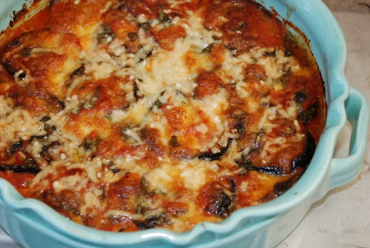 En ugnsbakad auberginegratäng med tomatsås och smält ost. Ett perfekt aubergine recept för middagen.