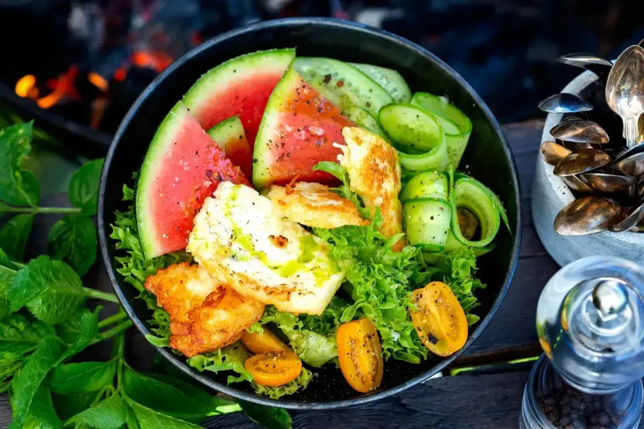 Sommarfräsch sallad med grillad halloumi, vattenmelon, gurka och körsbärstomater. Ett perfekt halloumi recept för varma dagar.