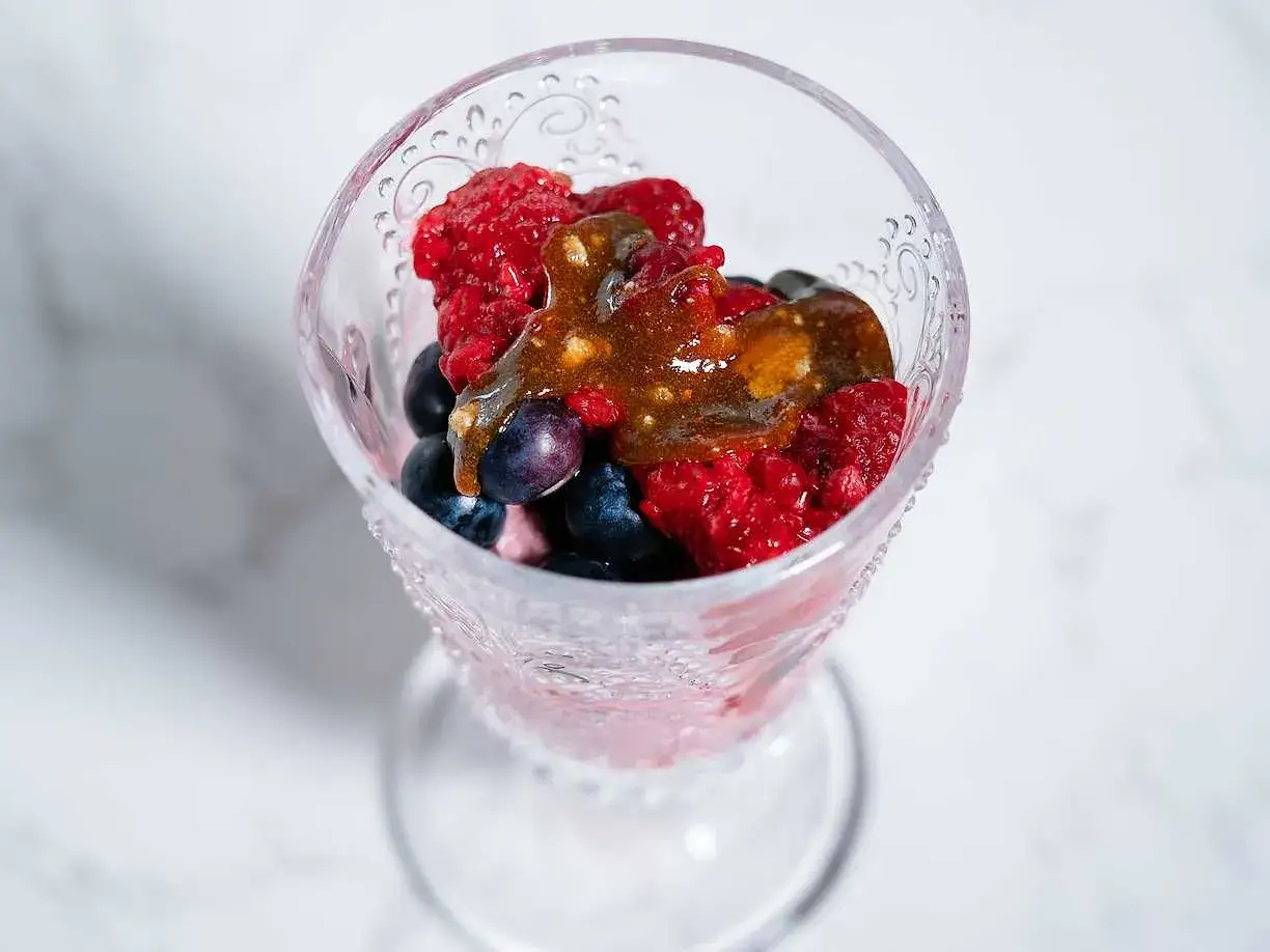 En glasdessert med färska bär och en härlig sås, som en italiensk tårta mascarpone.