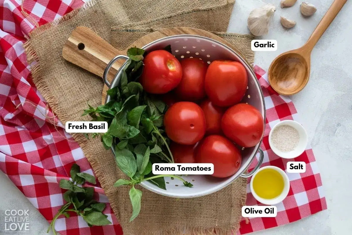Ingredienser för en god pizza sås: Roma-tomater, färsk basilika, vitlök, olivolja och salt.