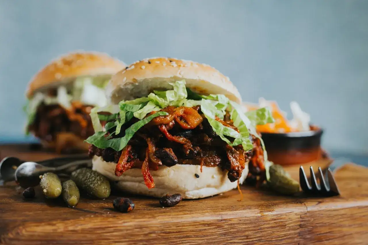 Saftiga burgare med pulled aubergine, krispig sallad och inlagd gurka. En härlig vegetarisk rätt.