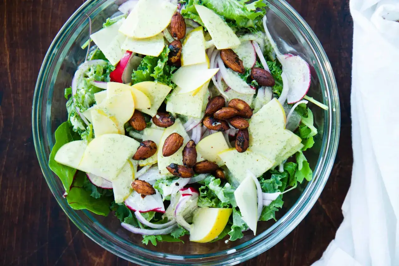 En fräsch sallad med äpple, mandlar och en krämig dressing. Ett perfekt salvia recept för en lätt lunch.