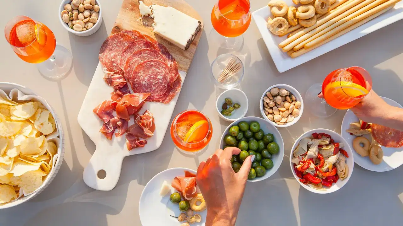 Perfekt tilltugg till Aperol Spritz: salami, prosciutto, oliver, chips, nötter, kex och kronärtskocka.
