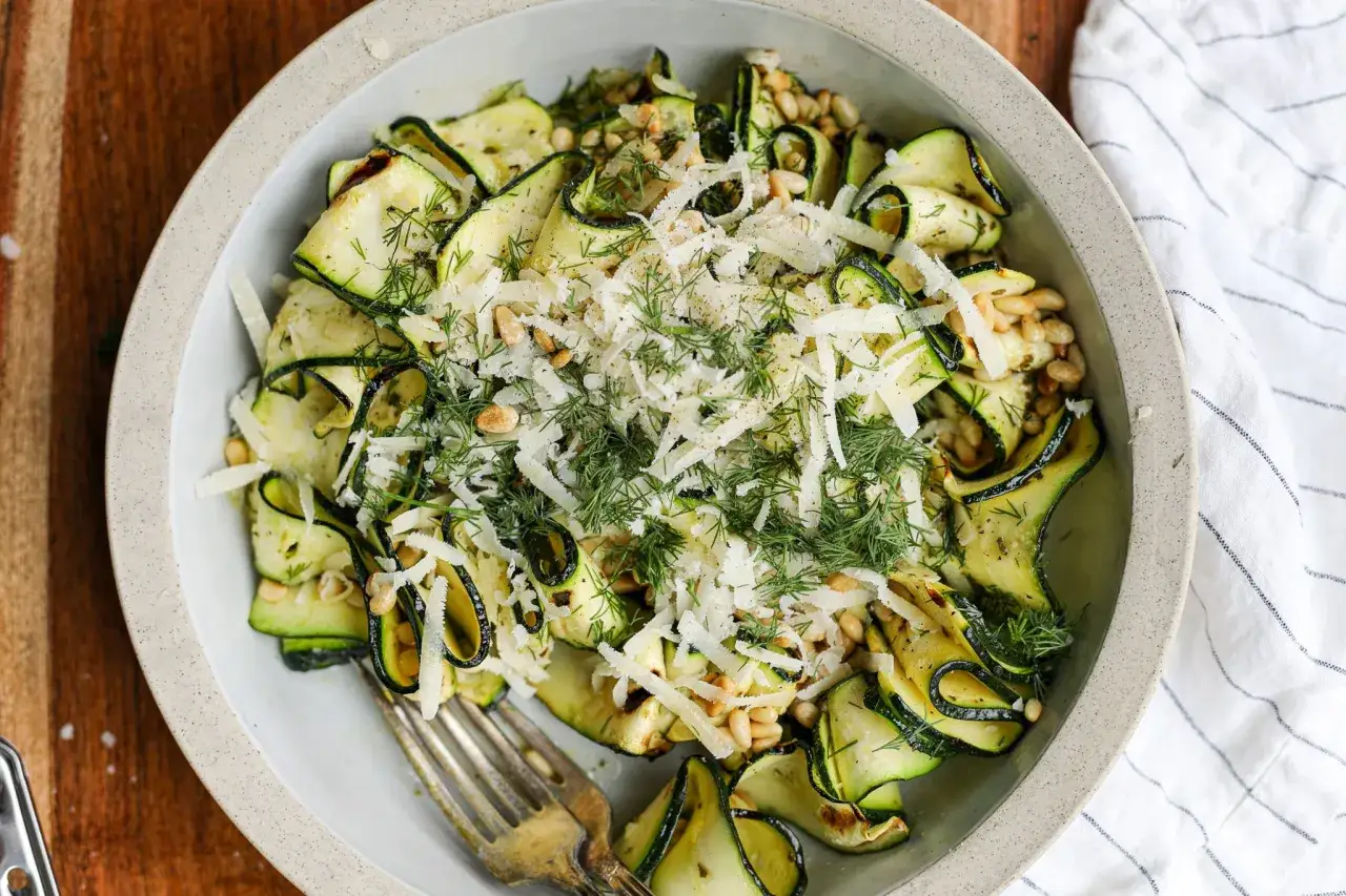 En härlig zucchini sallad med pinjenötter, dill och riven parmesan. Perfekt som tillbehör eller lätt lunch.