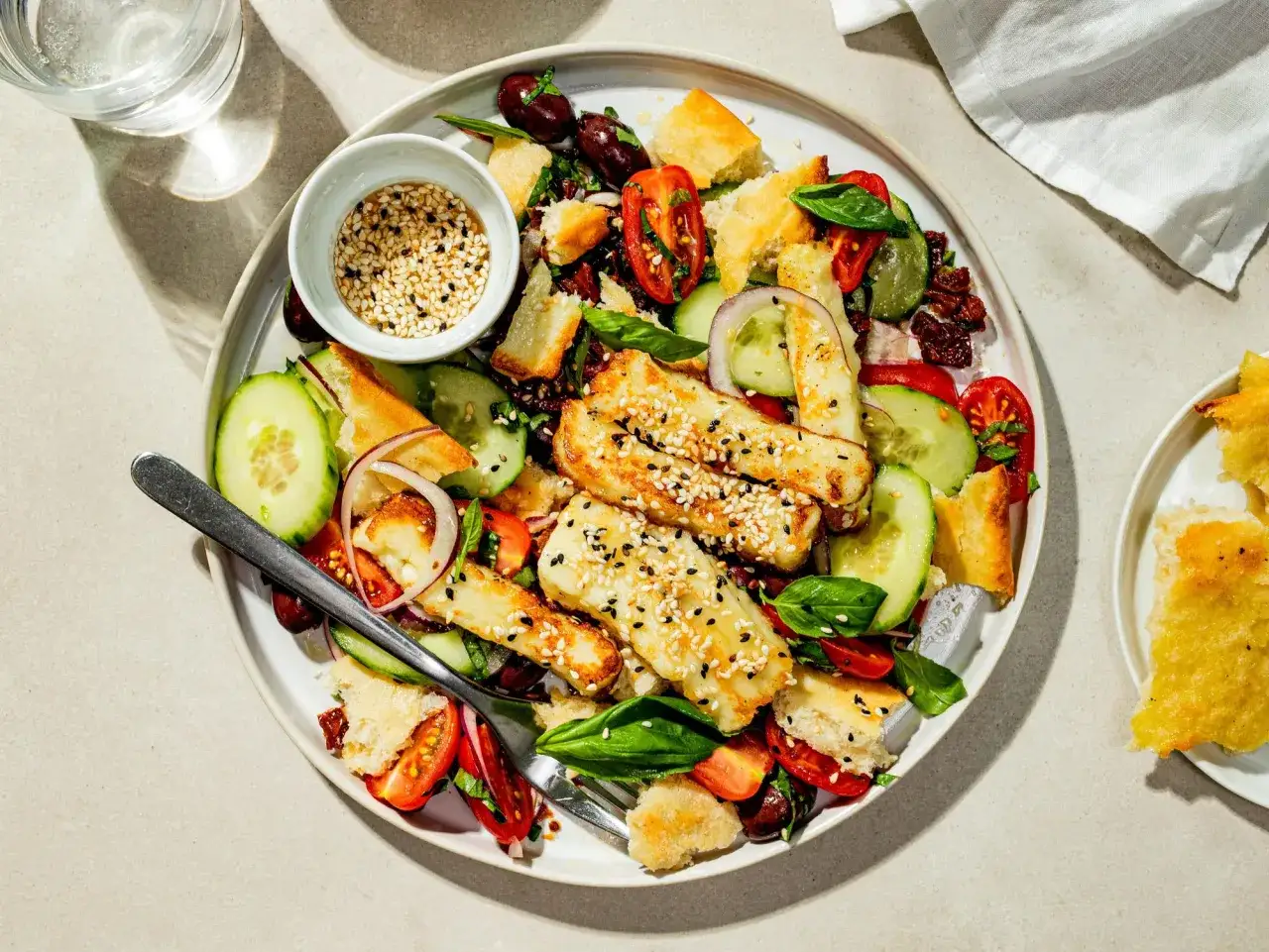 En härlig halloumi sallad med krispiga krutonger, tomater, gurka och oliver. Perfekt för en lätt lunch.