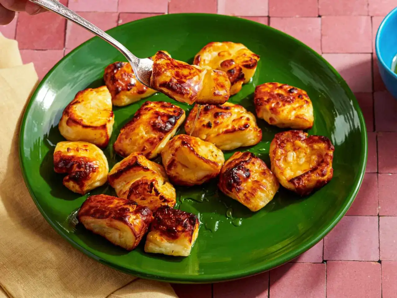 Halloumi i airfryer, gyllene och krispiga, ringlade med honung på en grön tallrik.