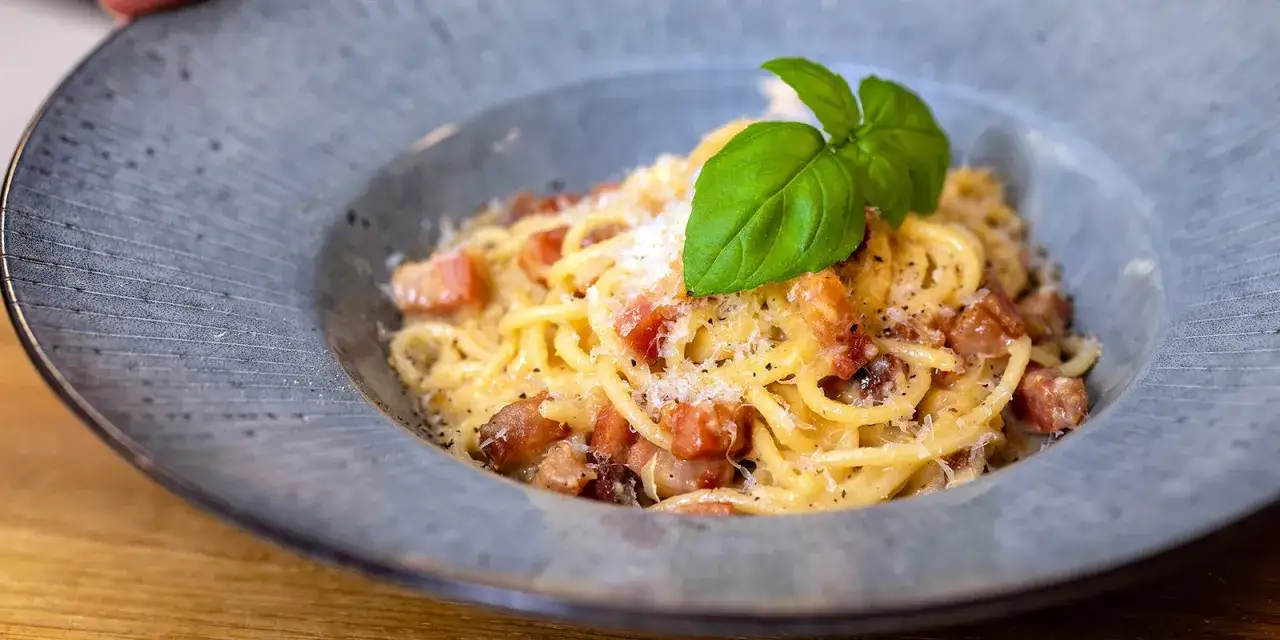 En krämig carbonara med pancetta, toppad med parmesan och en färsk basilika. En klassiker som alltid smakar bra.