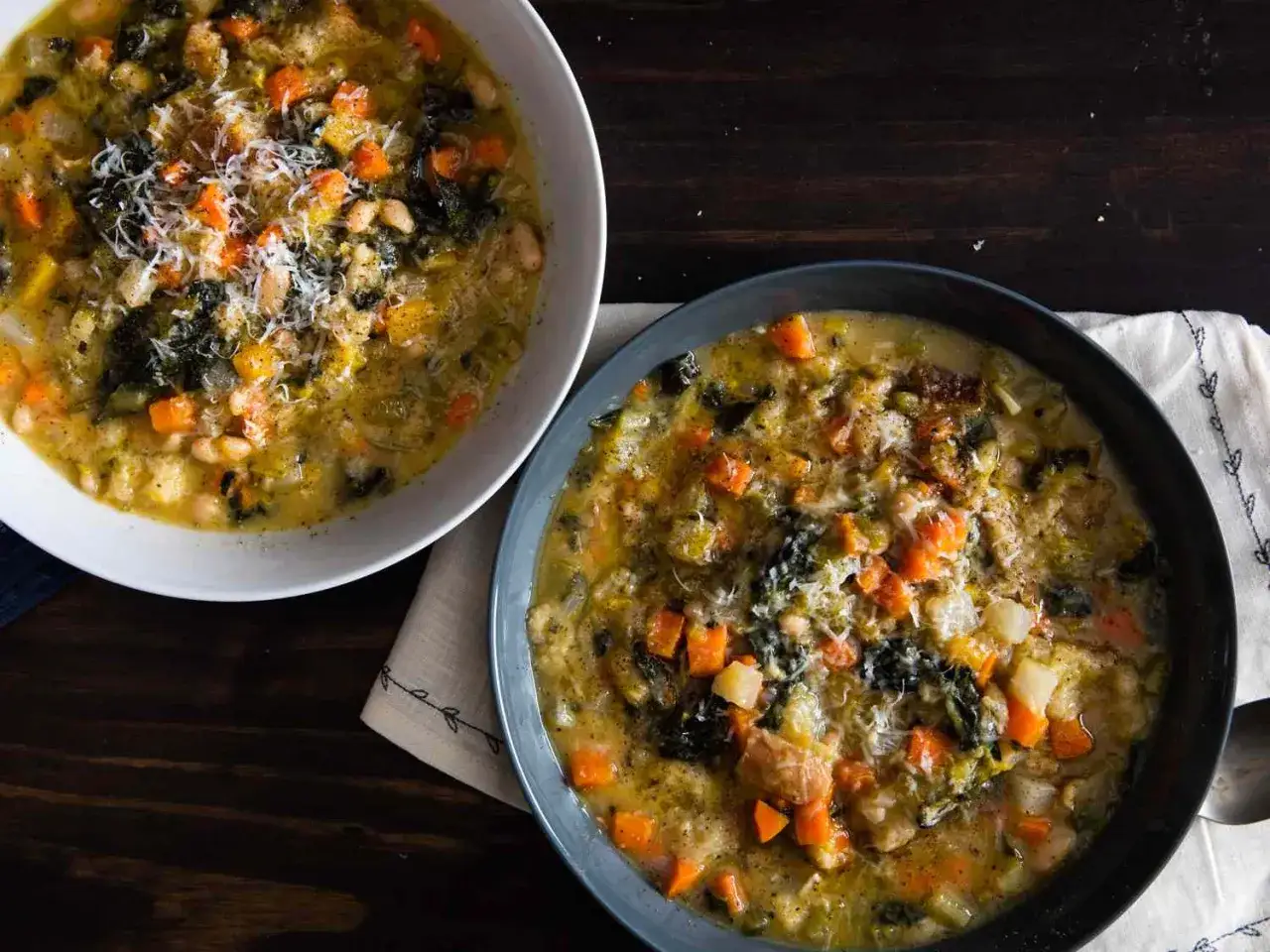 Två skålar med mustig ribollita, en toskansk grönsakssoppa med bönor, kål och bröd. Perfekt för ett värmande ribollita recept.