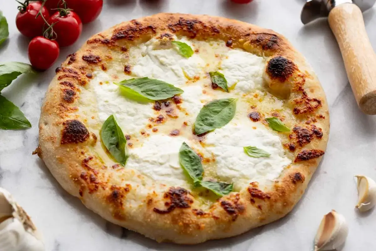 En härlig vit pizza med krämig ost och färsk basilika. Perfekt för en enkel och god måltid.