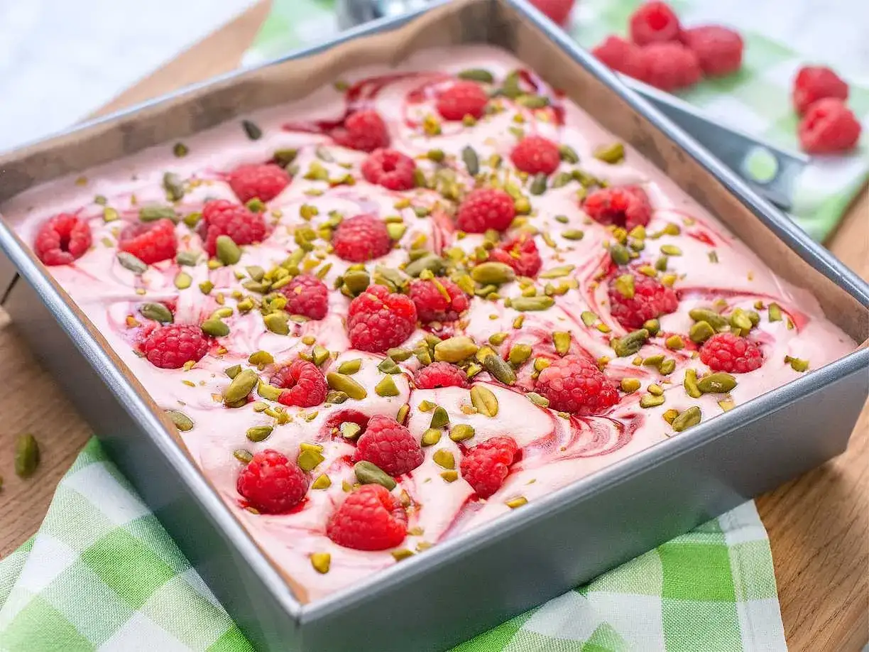 Hallon- och pistagesemifreddo i form, redo för frysen. Ett perfekt semifreddo recept för sommaren.