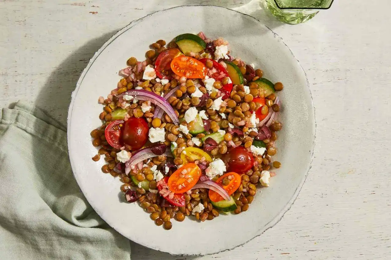 En härlig linssallad med tomater, gurka, rödlök och fetaost. Ett perfekt recept för en lätt och smakrik måltid.