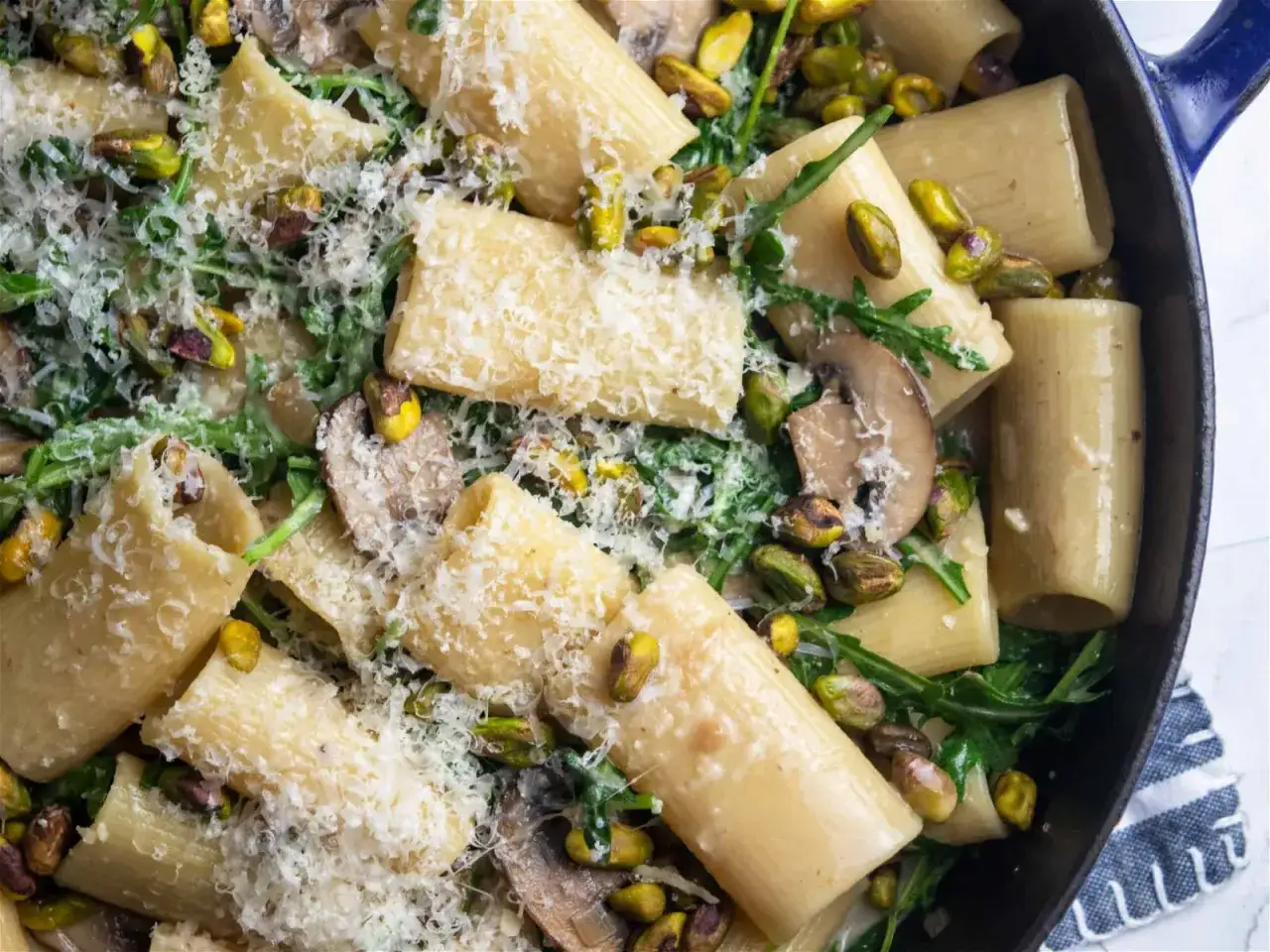 En krämig pasta marsala med rigatoni, svamp, pistagenötter och riven parmesan.