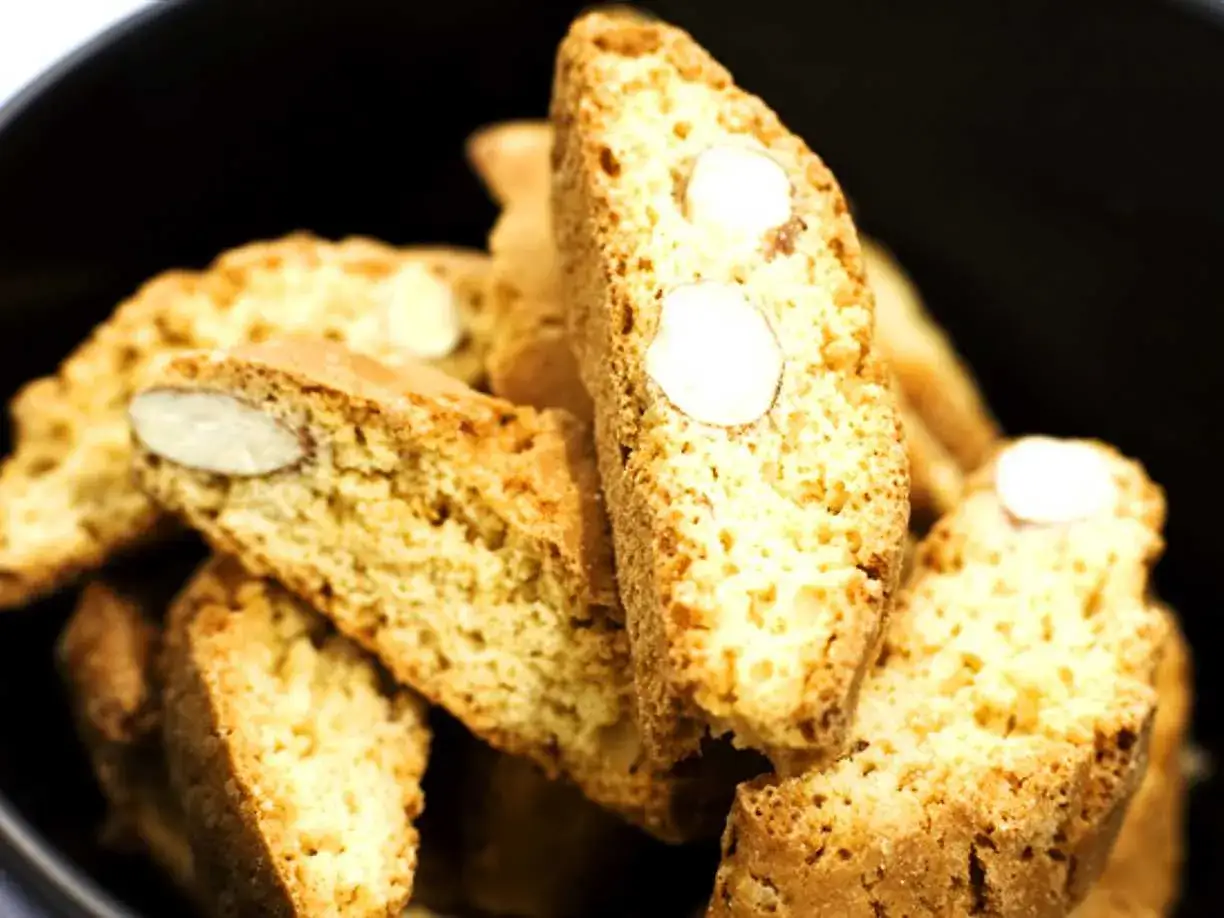 En hög med krispiga italienska mandelskorpor, perfekta att doppa i kaffe eller vin.