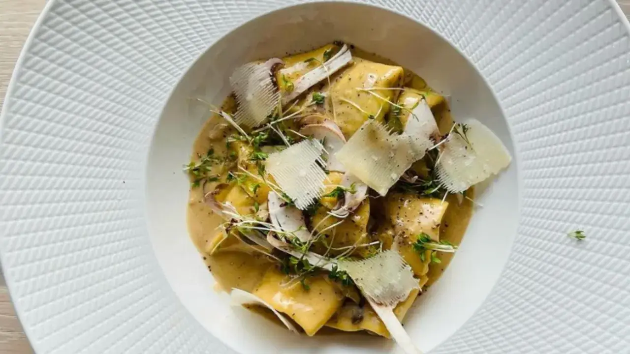 Ravioli med krämig svampsås, toppad med parmesan och färska örter. En härlig ravioli fyllning som smälter i munnen.