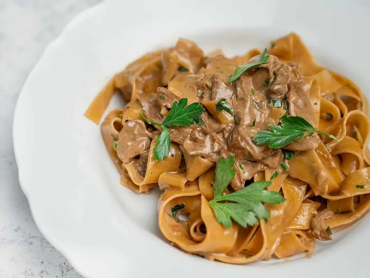 Krämig pasta med karl johan svamp, en italiensk klassiker. Garnerad med färsk persilja.