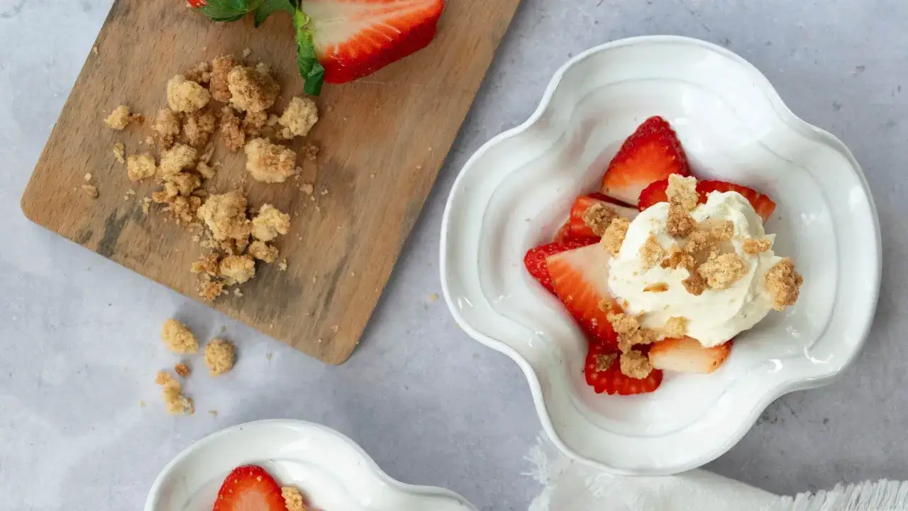 En skål med färska jordgubbar och krämig mascarpone, toppad med smulor. En härlig sommardessert.