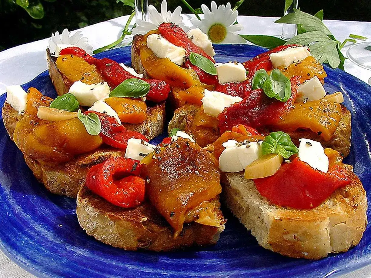 Bruschetta med grillade paprikor, ost och basilika. En härlig sommarrätt som passar perfekt till mingel.