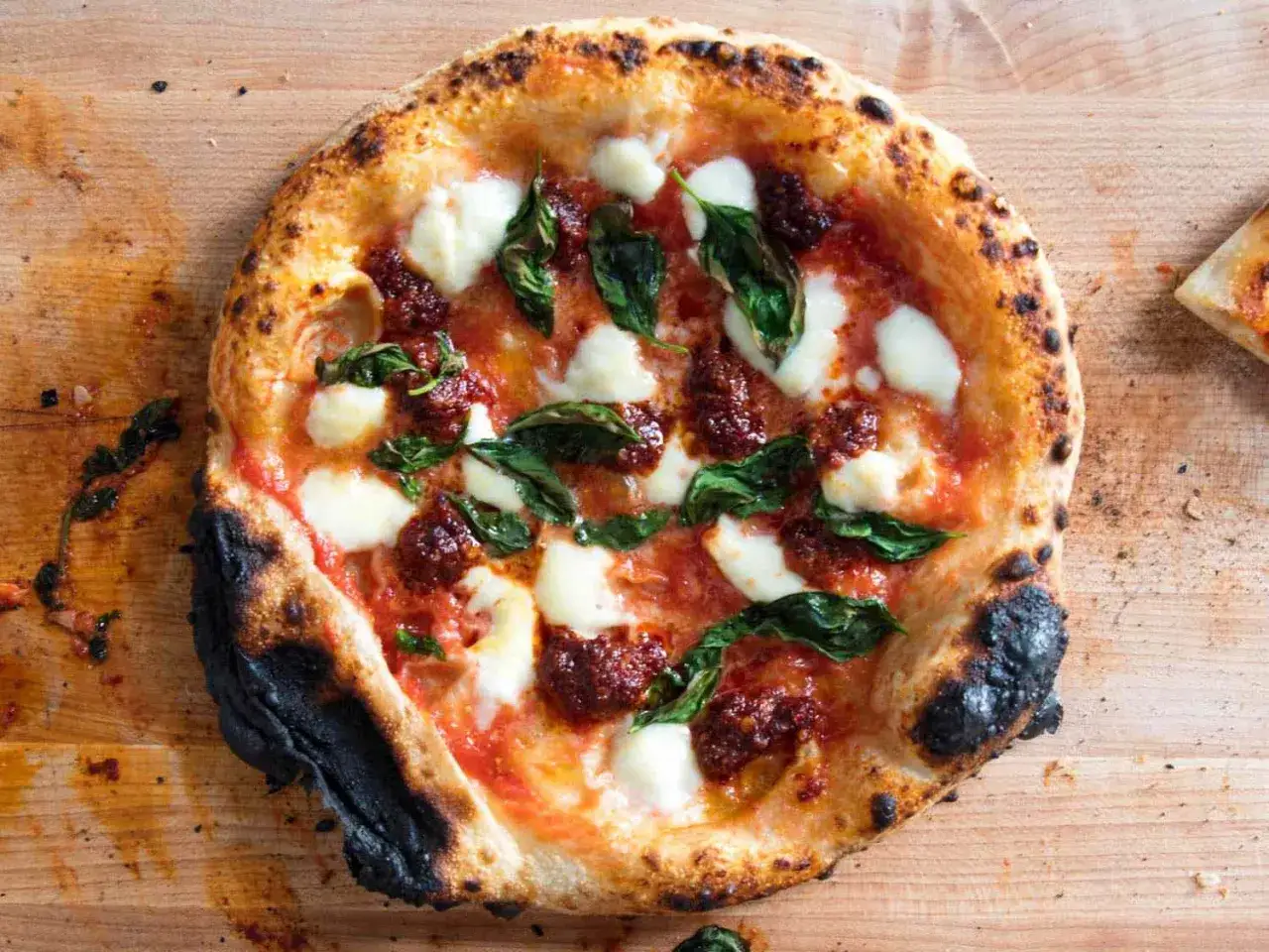 En napolitansk pizza med nduja, mozzarella och basilika. Perfekt för ett nduja recept.