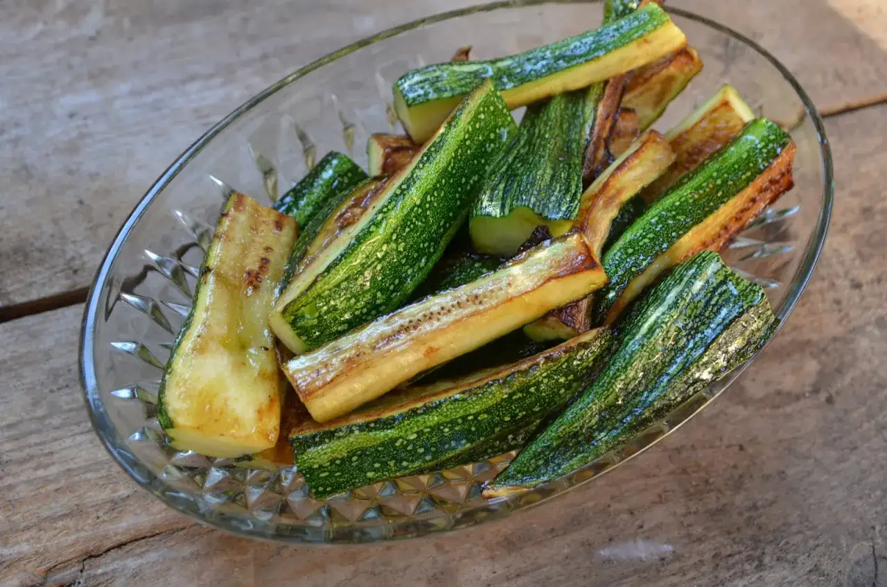Ugnsrostad zucchini blomma i en glasskål, redo att serveras.