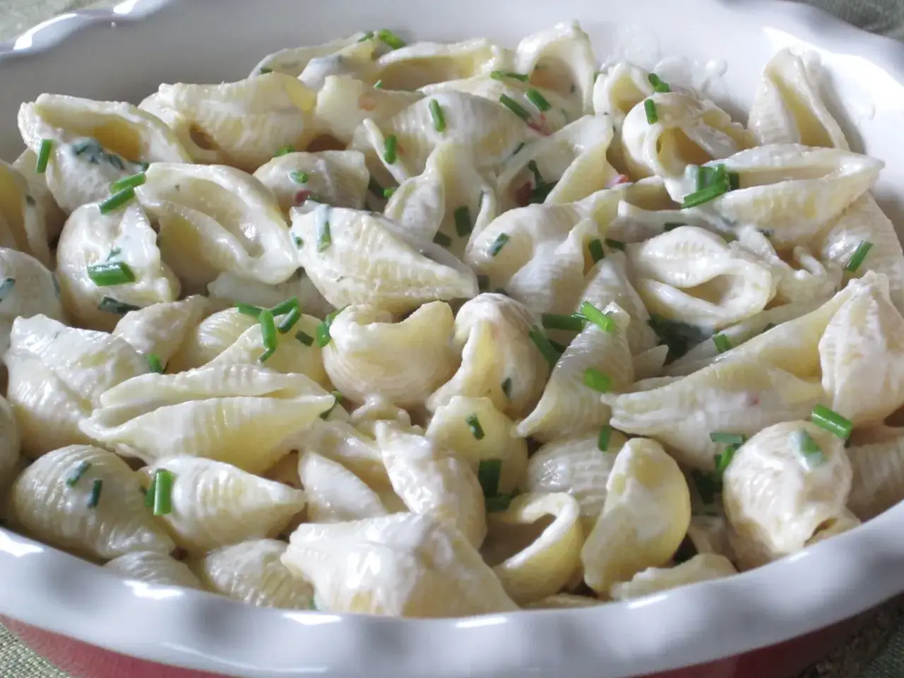 Snäcka pasta i krämig sås, perfekt för ett snabbt mascarpone recept. Garnerad med färsk gräslök.