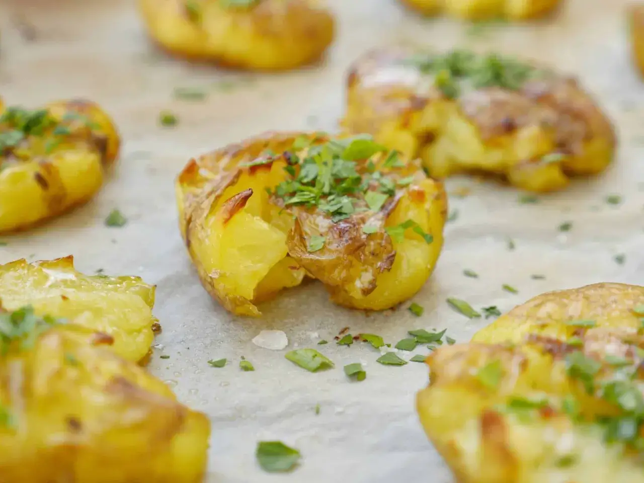 Krispiga, ugnsbakade smashed potatoes med parmesan och färska örter. Perfekt tillbehör!