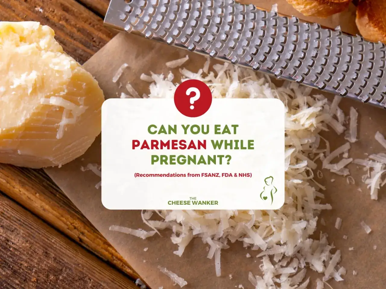 Parmesanost och riven ost bredvid ett rivjärn. Texten frågar om man kan äta parmesan när man är gravid.
