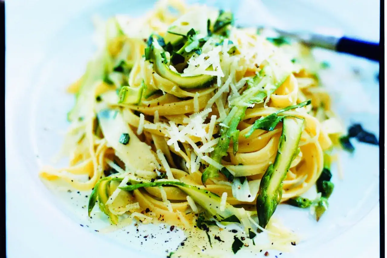 En krämig sparris pasta med riven parmesan och färska örter. En perfekt sommarrätt.