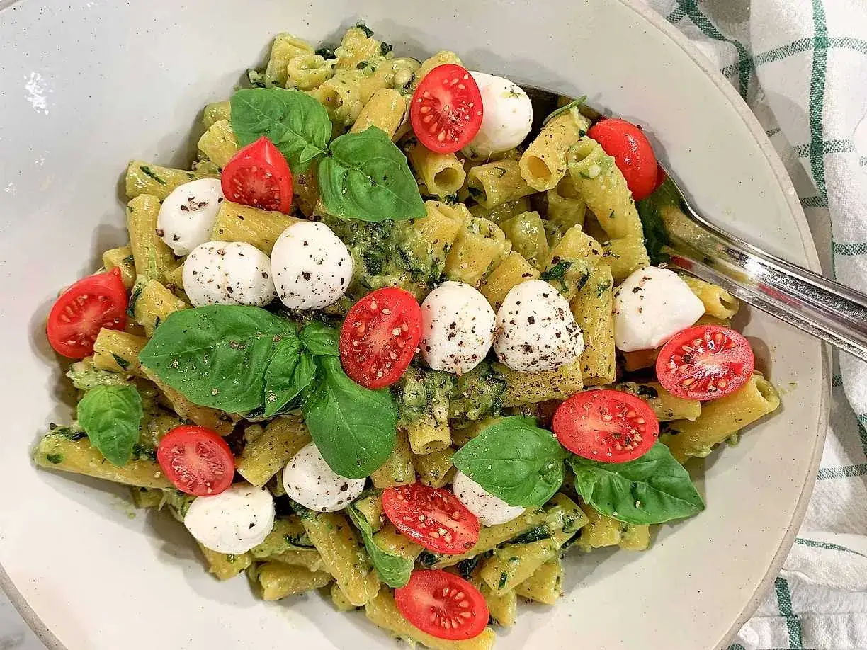 Pastasallad med pesto, mozzarella, körsbärstomater och färsk basilika. Ett perfekt basilika recept för en lätt lunch.