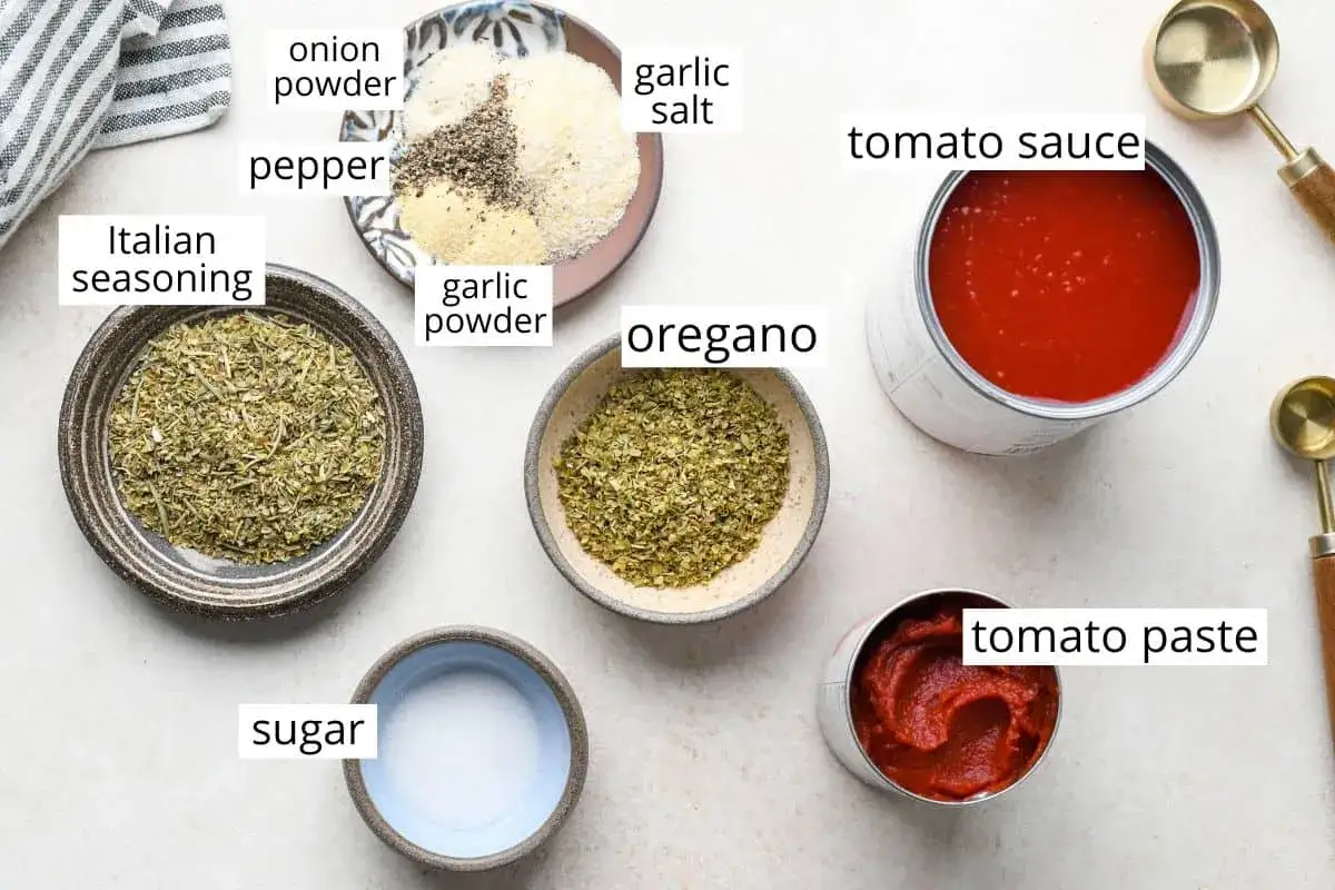 Ingredienser för egen pizzasås: tomatpuré, krossade tomater, oregano, italiensk kryddblandning, vitlökspulver, lökpulver, salt, peppar och socker.