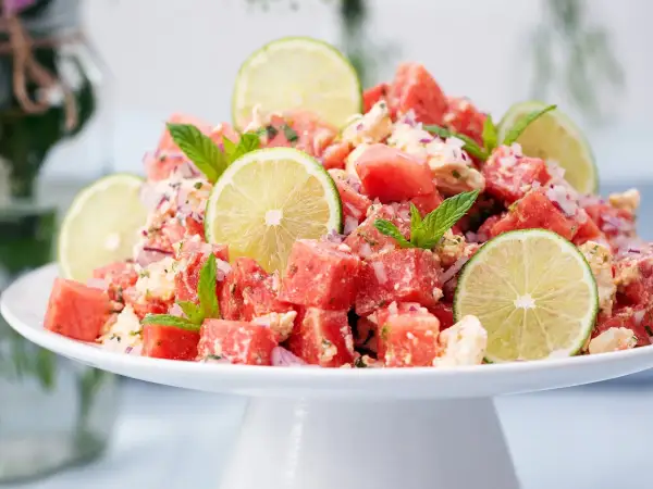En uppfriskande melon sallad med fetaost, mynta och lime. Perfekt för en varm sommardag.