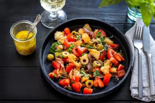 En härlig panzanella med tomater, oliver, ansjovis och krutonger. Perfekt sommarrecept!